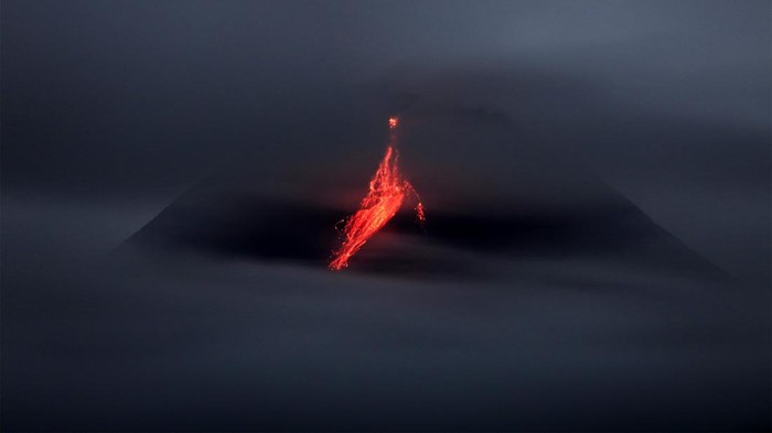 Luncuran lava pijar Gunung Merapi terlihat dari Srumbung, Magelang, Jawa Tengah, Jumat (2/2/2024). Data pemantauan BPPTKG menunjukkan suplai magma yang masih berlangsung dapat memicu terjadinya awan panas guguran di daerah potensi bahaya dan mengimbau masyarakat untuk mewaspadai lahar saat terjadi hujan di seputar Gunung Merapi. ANTARA FOTO/Hendra Nurdiyansyah/tom.