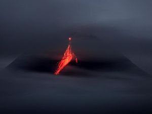 Penampakan Gunung Merapi Luncurkan Lava Pijar