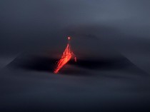 Penampakan Gunung Merapi Luncurkan Lava Pijar