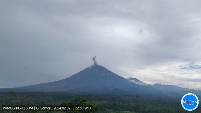 gunung semeru erupsi Jumat, 02 Februari 2024, pukul 15:21 WIB