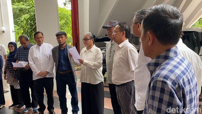 Guru-guru besar Universitas Hasanuddin membacakan petisi pernyataan sikap di depan Rektorat Unhas, Jumat (2/2/2024).
