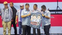 Pendiri RAPI, Jimmy Oentoro menyerahkan jaket bergambar Prabowo-Gibran kepada Hashim.  