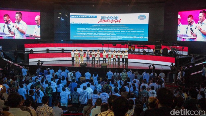 Hashim-Ara-Dudung Hadiri Deklarasi RAPI untuk Prabowo Relawan Pemimpin Indonesia (RAPI) mendeklarasikan dukungan kepada Prabowo-Gibran. Deklarasi dihadiri Hashim Djojohadikusumo, Maruarar Sirait dan Dudung Abdurachman.
