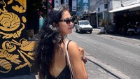 Dia sepertinya sangat menikmati kehidupannya di Bali. mulai dari berenang, diving, kuliner hingga keliling naik motor. Seperti warga lokal! (Heo Gayoon/Instagram)