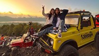 Momen dia berfoto menikmati Gunung Batur (Heo Gayoon/Instagram)