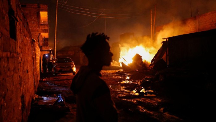 Horor Ledakan Gas Picu Kebakaran Hebat di Kenya, Ratusan Orang Terluka Residents gather at the scene of an explosion at a makeshift gas cylinder refilling depot in Mradi estate, Embakasi district, in Nairobi, Kenya, February 2, 2024. REUTERS/Thomas Mukoya