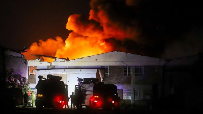 Horor Ledakan Gas Picu Kebakaran Hebat di Kenya, Ratusan Orang Terluka Military firefighters gather near the scene of an explosion at a makeshift gas cylinder refilling depot in Mradi estate, Embakasi district, in Nairobi, Kenya, February 2, 2024. REUTERS/Stringer NO RESALES. NO ARCHIVES.