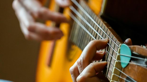 Ilustrasi Bermain Gitar
