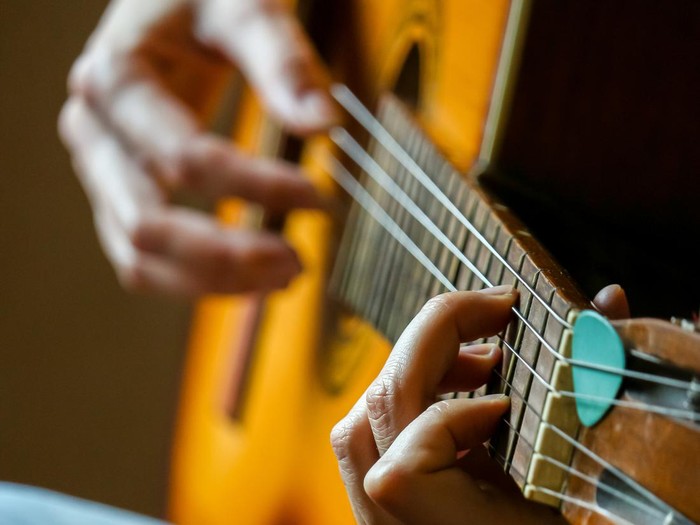 Ilustrasi Bermain Gitar