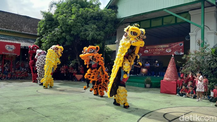 Pertunjukan barongsai di SD Warga, jadi pertunjukan pertama tim barongsai Tripusaka, Jumat (2/1/2024).