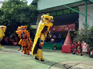 Sambut Imlek, Barongsai Tripusaka Pukau Siswa SD di Solo