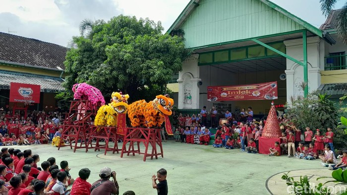 Pertunjukan barongsai di SD Warga, jadi pertunjukan pertama tim barongsai Tripusaka, Jumat (2/1/2024).