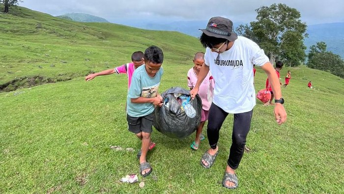 Lelogama memiliki keindahan alam yang sangat menakjubkan. Dengan pemandangan landscape perbukitan dan padang hijau sejauh mata memandang.