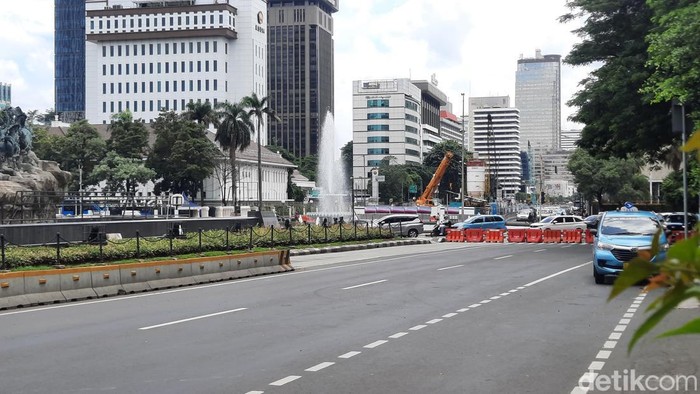 Jalan Medan Merdeka Barat arah Harmoni, Jakarta Pusat, ditutup karena ada aksi di Mahkamah Konstitusi (MK). (Annisa Aulia/detikcom)