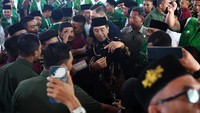 Jokowi sempat foto bersama para anggota GP Ansor usai membuka kongres.  