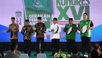 Presiden Jokowi didampingi Ketua Umum PBNU Yahya Cholil Staquf, Ketua Umum GP Ansor Yaqut Cholil Qoumas, Kepala Staf Kepresidenan Moeldoko, Menpora Dito Ariotedjo, dan Pj Gubernur DKI Jakarta Heru Budi Hartono memukul rebana saat membuka Kongres XVI GP Ansor.