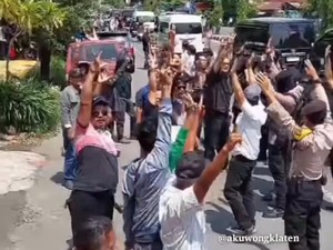 Viral Massa Teriak Ganjar-Mahfud Saat Jokowi Melintas di Klaten