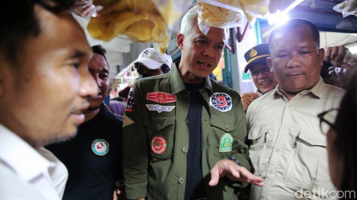 Kampanye di Palembang, Ganjar Sapa Pedagang Pasar KM 5 dan 16 Ilir Capres nomor urut 3 Ganjar Pranowo melakukan kampenye di Palembang, Sumatera Selatan, Jumat (2/2/2024). Dalam kampanyenya, menemui pedagang di Pasar KM 5 dan Pasar 16 Ilir.