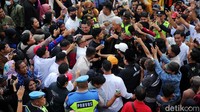 Ganjar dikerubuti pedagang dan warga yang ingin mengabadikan kedatangannya.