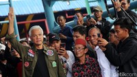 Ganjar sempat mengacungkan tiga jarinya saat menyapa pedagang pasar.