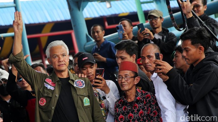 Kampanye di Palembang, Ganjar Sapa Pedagang Pasar KM 5 dan 16 Ilir Capres nomor urut 3 Ganjar Pranowo melakukan kampenye di Palembang, Sumatera Selatan, Jumat (2/2/2024). Dalam kampanyenya, menemui pedagang di Pasar KM 5 dan Pasar 16 Ilir.