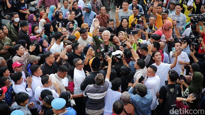 Capres nomor urut 3 Ganjar Pranowo melakukan kampenye di Palembang, Sumatera Selatan, Jumat (2/2/2024). Dalam kampanyenya, menemui pedagang di Pasar KM 5 dan Pasar 16 Ilir.