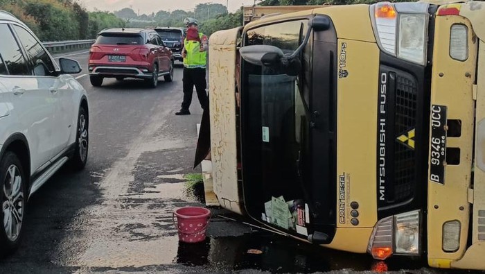 Kecelakaan Truk Terbalik di Tol Jagorawi Arah Bogor,
