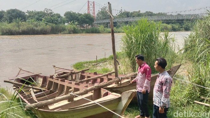Kepala Desa Krasak, Indramayu melihat sisa perahu jukung yang digunakan untuk jasa tambangan