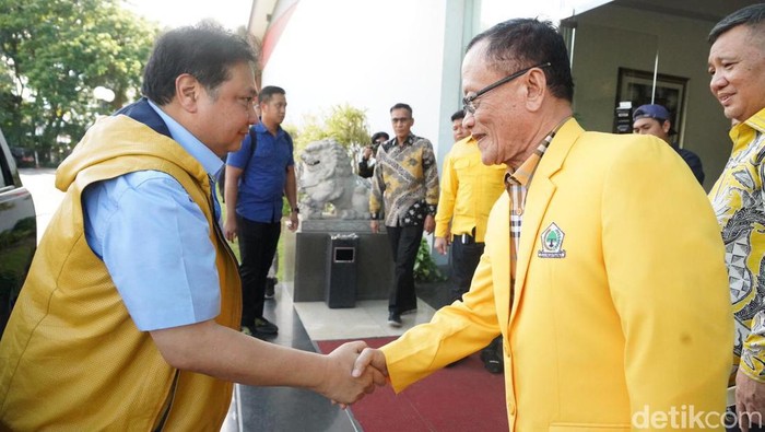 Ketua DPD Golkar Sulbar Aras Tammauni saat menyambut Airlangga Hartarto di Mamuju.