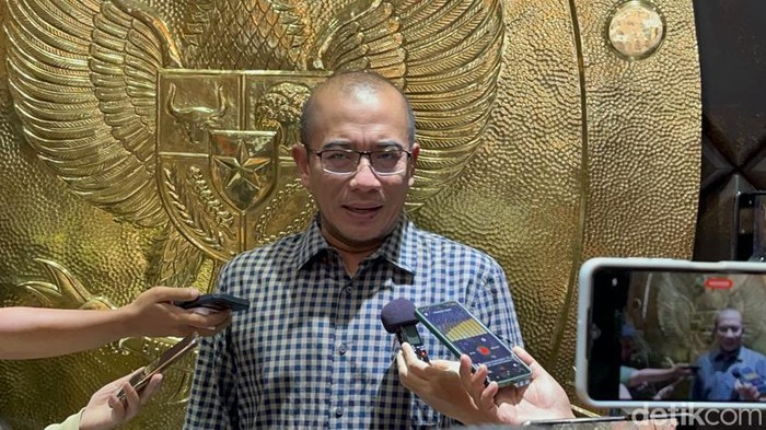 Ketua KPU RI Hasyim Asyari menyatakan pihaknya akan menelusuri temuan 3.238 data ganda di daftar pemilih tetap luar negeri (DPTLN) Johor Bahru Malaysia (Anggi M/detikcom)
