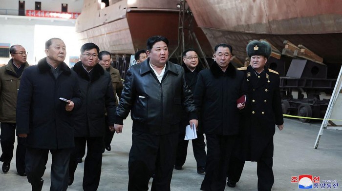 This undated photo released by North Koreas official Korean Central News Agency (KCNA) on February 2, 2024 shows North Korean leader Kim Jong Un (C) inspecting the Nampho Dockyard in North Korea. (Photo by KCNA VIA KNS / AFP) / - South Korea OUT / ---EDITORS NOTE--- RESTRICTED TO EDITORIAL USE - MANDATORY CREDIT AFP PHOTO/KCNA VIA KNS - NO MARKETING NO ADVERTISING CAMPAIGNS - DISTRIBUTED AS A SERVICE TO CLIENTS
THIS PICTURE WAS MADE AVAILABLE BY A THIRD PARTY. AFP CAN NOT INDEPENDENTLY VERIFY THE AUTHENTICITY, LOCATION, DATE AND CONTENT OF THIS IMAGE. /