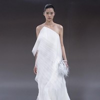 Inilah koleksi terbaru Fendi Spring/Summer 2024 Couture. Saya memikirkan tentang futurisme Karl Lagerfeld dengan Fendi, ujar desainer Fendi, Kim Jones soal koleksi couture yang dirilisnya.  Foto: Dok. Fendi.