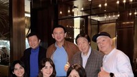 Ahok memberi kejutannya tidak sendiri, tetapi ditemani kerabat-kerabatnya. Ahok dan istrinya tampak menikmati makanan enak di restoran itu. Foto: Instagram @puputnastitidevi