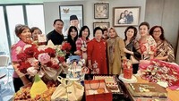 Mantan Gubernur DKI Jakarta ini juga pernah terlihat sedang merayakan ulang tahun ibunya. Ahok, istri, dan keluarganya kumpul untuk memberi kejutan kue ulang tahun sampai bunga dan kado. Foto: Instagram @puputnastitidevi