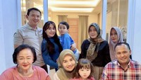 Terekam lagi momen saat pria kelahiran 1966 itu kumpul bersama keluarga di rumahnya. Mereka merayakan ulang tahun salah satu anggota keluarganya. Foto: Instagram @puputnastitidevi
