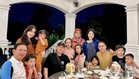 Kali ini Ahok sedang kumpul-kumpul sambil menikmati makanan hingga kelapa muda di sebuah restoran Emeralda Golf Club. Foto: Instagram @puputnastitidevi