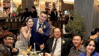 Tidak hanya makan bareng istri dan keluarga, Ahok juga kerap makan bersama teman-temannya. Terlihat momen Ahok dan istrinya, Puput saat menikmati aneka makanan enak di pernikahan kerabatnya. Foto: Instagram @puputnastitidevi