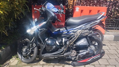 Kondisi motor yang terlibat kecelakaan lalu lintas di Jalan Denpasar-Gilimanuk, Banjar Meliling Kawan, Desa Meliling, Kecamatan Kerambitan, Tabanan, Bali pada Kamis (1/2/2024). (Foto: Satlantas Tabanan)