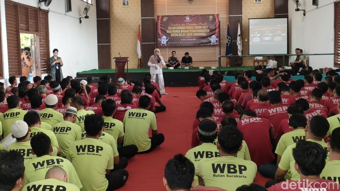 KPU Solo menggelar sosialisasi kepada warga binaan di Rutan Kelas 1 A Solo, Jumat (2/2/2024).