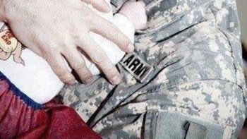 Tentara ini menangis histeris setelah melihat bayinya untuk pertama kalinya usai dia pulang dari medan perang. Foto: Brightside