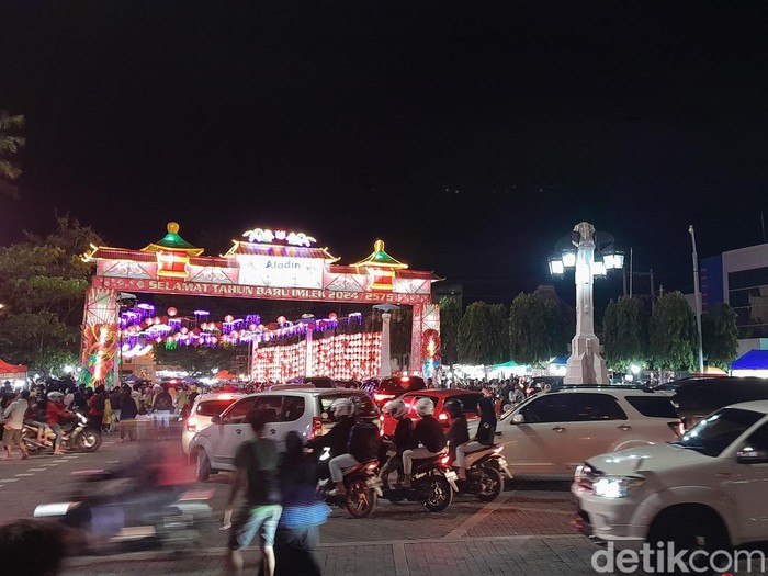 Lalu lintas di sekitar Balai Kota Solo padat merayap, Jumat (2/2/2024) malam.