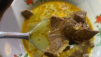 Proses masak gulai ini sampai 3 jam. Jadi mulai masak masak jam 1 siang, buat dibawa jualan jam 4 sore, sehingga gulainya itu masih fresh. Seporsinya dari Rp 10 ribu saja. Foto: detikFood