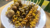 Selain menu gultik, hampir setiap penjual menyediakan menu sate-satean seharga Rp 5 ribu per tusuk. Termasuk di Gultik Pak Agus Budi, semua sate di sini dibuat sendiri. Ada sate kulit ayam, usus ayam, ati ampela, bakso hingga telur puyuh. Foto: detikFood