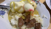 Rasa kuah gultiknya memang tidak terlalu asin, tapi lebih dominan ke paduan bumbu gule Jawa, santan dan kaldu sapi yang legit jadi satu. Foto: detikFood