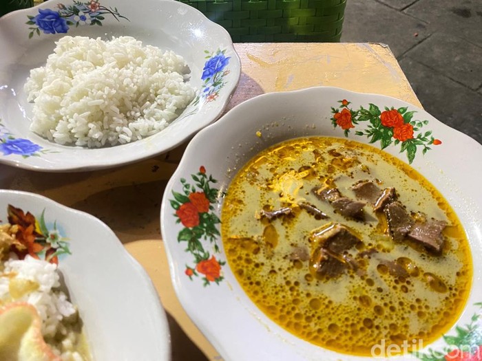 Legendaris! Santap Gulai Tikungan Pak Budi yang Ada Sejak 1982 Legendaris! Santap Gulai Tikungan Pak Budi yang Ada Sejak 1982
