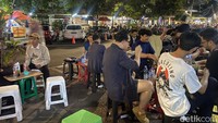 Terhitung lebih dari 30 penjual gultik yang tersebar di daerah Blok M ini. Hal ini makin mengukuhkan istilah tikungan. Salah satu nya yang paling laris adalah Gulai Tikungan Pak Agus Budi. Foto: detikFood