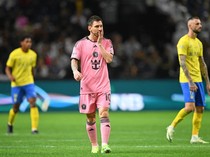 Senyum Ronaldo di Tengah Cemberutnya Messi