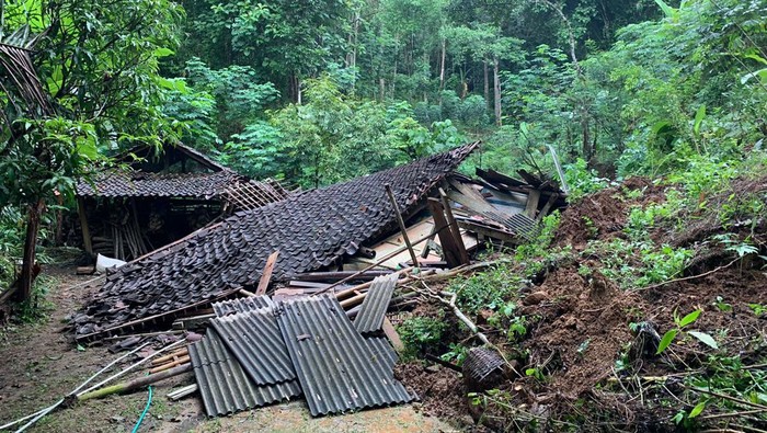 Rumah milik Wainah (70) Dusun Basongan, Desa Kalisalak, Kecamatan Salaman, Kabupaten Magelang yang rata dengan tanah karena tertimpa material longsoran Jumat (2/2/2024).