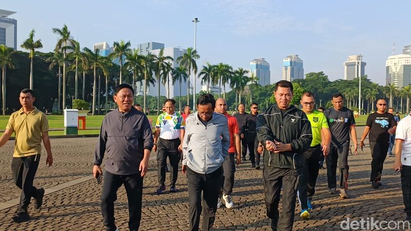 Mahfud Md jalan pagi di Monas bersama staf Kemenko Polhukam, 2 Februari 2024. (Annisa AR/detikcom)