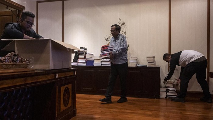 Menko Polhukam Mahfud MD berada di ruang rapat pada hari terakhir kerja sebagai Menko Polhukam di Kantor Kemenko Polhukam, Jumat (2/2/2023). Mahfud MD mengundurkan diri dari Menko Polhukam karena maju sebagai calon wakil presiden nomor urut 3 pada Pemilu 2024. ANTARA FOTO/Aprillio Akbar/tom.